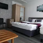Hooper's 3* Eger